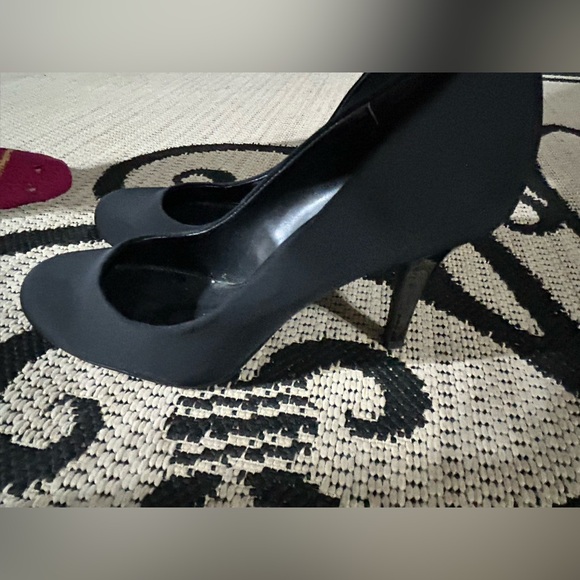 Black Rounded Toe Heels - Picture 2 of 4